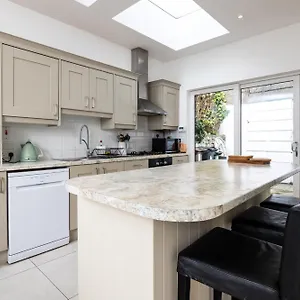  Holiday home Large 3 Bed Family - 5 Min From Train Station Ireland